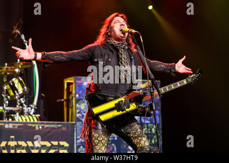 Giugno 15, 2019 - Roanoke Rapids, Stati Uniti d'America - Christian Music Artista STRYPER suona dal vivo come loro 2019 Tour fa tappa a Roanoke Rapids Theatre situato in Roanoke Rapids, North Carolina. ..Stryper è un americano di Christian metal band da Orange County, California. Il gruppo consiste di Michael Sweet piombo (vocals, chitarra), Oz Fox (chitarra), Perry Richardson (bass guitar), e Robert dolce (credito Immagine: © Andy Martin Jr./ZUMA filo) Foto Stock