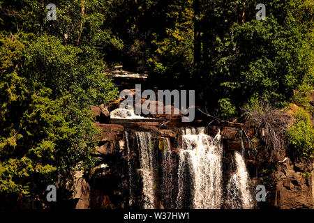 Viaggio a Mahood Lake Falls e lago Canim cade nel Grey Park nel sud interno della British Columbia. Foto Stock