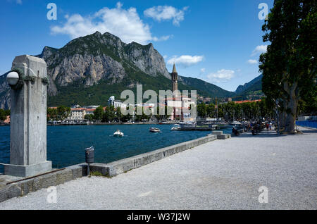 Lecco si trova alla fine del sud-ramo orientale del lago di Como (ramo chiamato lago di Lecco / Lago di Lecco). Lombardia, Italia Foto Stock