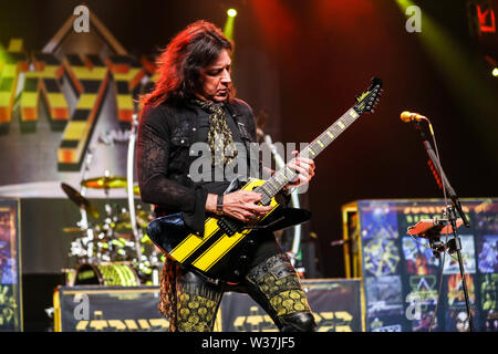 Giugno 15, 2019 - Roanoke Rapids, Stati Uniti d'America - Christian Music Artista STRYPER suona dal vivo come loro 2019 Tour fa tappa a Roanoke Rapids Theatre situato in Roanoke Rapids, North Carolina. ..Stryper è un americano di Christian metal band da Orange County, California. Il gruppo consiste di Michael Sweet piombo (vocals, chitarra), Oz Fox (chitarra), Perry Richardson (bass guitar), e Robert dolce (credito Immagine: © Andy Martin Jr./ZUMA filo) Foto Stock