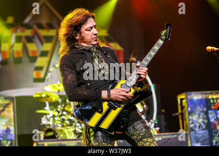 Giugno 15, 2019 - Roanoke Rapids, Stati Uniti d'America - Christian Music Artista STRYPER suona dal vivo come loro 2019 Tour fa tappa a Roanoke Rapids Theatre situato in Roanoke Rapids, North Carolina. ..Stryper è un americano di Christian metal band da Orange County, California. Il gruppo consiste di Michael Sweet piombo (vocals, chitarra), Oz Fox (chitarra), Perry Richardson (bass guitar), e Robert dolce (credito Immagine: © Andy Martin Jr./ZUMA filo) Foto Stock