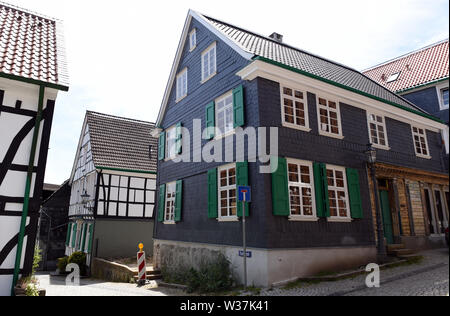 Remscheid, Germania. 10 Luglio, 2019. Il luogo di nascita (r) del fisico Wilhelm Conrad Röntgen, lo scopritore dei raggi X, che ha chiamato i raggi x. Credito: Horst Ossinger//dpa/Alamy Live News Foto Stock