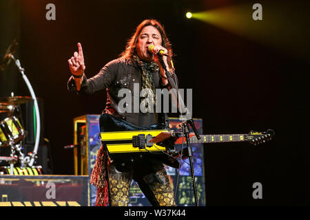 Giugno 15, 2019 - Roanoke Rapids, Stati Uniti d'America - Christian Music Artista STRYPER suona dal vivo come loro 2019 Tour fa tappa a Roanoke Rapids Theatre situato in Roanoke Rapids, North Carolina. ..Stryper è un americano di Christian metal band da Orange County, California. Il gruppo consiste di Michael Sweet piombo (vocals, chitarra), Oz Fox (chitarra), Perry Richardson (bass guitar), e Robert dolce (credito Immagine: © Andy Martin Jr./ZUMA filo) Foto Stock