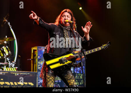 Giugno 15, 2019 - Roanoke Rapids, Stati Uniti d'America - Christian Music Artista STRYPER suona dal vivo come loro 2019 Tour fa tappa a Roanoke Rapids Theatre situato in Roanoke Rapids, North Carolina. ..Stryper è un americano di Christian metal band da Orange County, California. Il gruppo consiste di Michael Sweet piombo (vocals, chitarra), Oz Fox (chitarra), Perry Richardson (bass guitar), e Robert dolce (credito Immagine: © Andy Martin Jr./ZUMA filo) Foto Stock