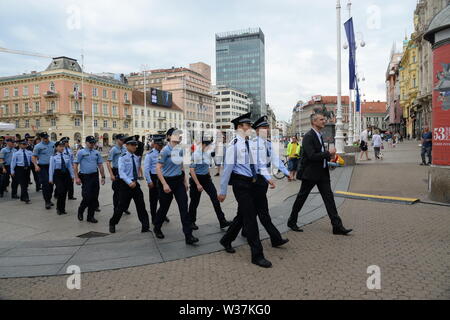 Zagabria, Croazia. 13 Luglio, 2019. Cinese Croato e gli ufficiali di polizia pattuglia dopo la cerimonia del varo del comune di pattuglia di polizia tra la Cina e la Croazia a Zagabria in Croazia, 13 luglio 2019. Il croato e poliziotti cinesi iniziato pattugliamento comune per la seconda volta qui il sabato. Credito: Gao Lei/Xinhua/Alamy Live News Foto Stock