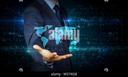 Un imprenditore in un vestito e schermo con simbolo mondiale ologramma. L'uomo utilizzando virtual display interface. Global business, rete mondiale, globalizzazione, Foto Stock