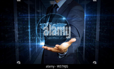 Un imprenditore in un vestito e schermo con simbolo mondiale ologramma. L'uomo utilizzando virtual display interface. Global business, rete mondiale, globalizzazione, Foto Stock