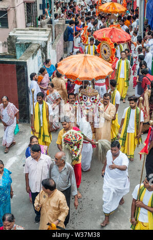 Kolkata, India. 12 Luglio, 2019. La processione startsThe Ratha Yatra di Jagannatha è comunemente noto come auto/Chariot Festival. Il viaggio di ritorno è chiamato Bahuda Yatra e viene effettuata nello stesso modo come Ratha Yatra. Questo festival significa anche che le divinità desiderio di scendere al livello della gente comune per un po' di tempo e di spostarsi con essi. Credito: Amlan Biswas/Pacific Press/Alamy Live News Foto Stock