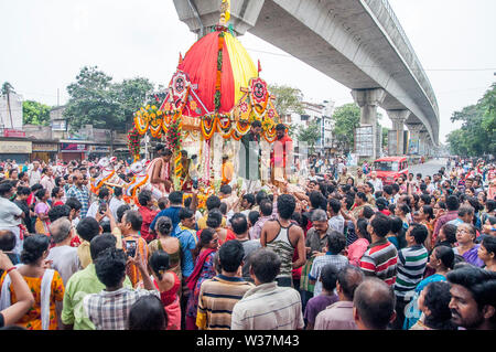 Kolkata, India. 12 Luglio, 2019. molti devoteesThe Ratha Yatra di Jagannatha è comunemente noto come auto/Chariot Festival. Il viaggio di ritorno è chiamato Bahuda Yatra e viene effettuata nello stesso modo come Ratha Yatra. Questo festival significa anche che le divinità desiderio di scendere al livello della gente comune per un po' di tempo e di spostarsi con essi. Credito: Amlan Biswas/Pacific Press/Alamy Live News Foto Stock