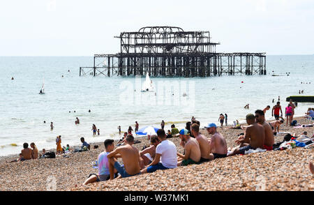 Brighton Regno Unito 13 luglio 2019 - la spiaggia di Brighton è occupato come visitatori godere il caldo sole con temperature che raggiungono la metà anni venti a sud-est di nuovo . Credito : Simon Dack / Alamy Live News Foto Stock
