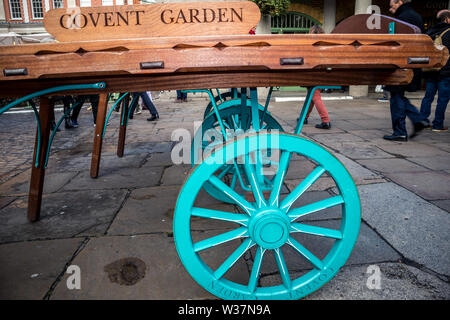 In legno antico la frutta e la verdura barrow, Covent Garden, West End, la City of Westminster, Londra. Foto Stock