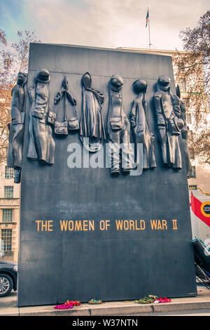 Un Monumento per le donne della II guerra mondiale, British National War Memorial situato su Whitehall di Londra, a nord del cenotafio Foto Stock