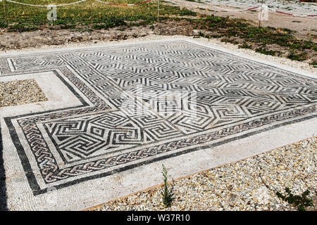 Mosaico romano Marciapiede situato in Piazza della Vittoria in scavo archeologico di Ostia Antica - Roma Foto Stock