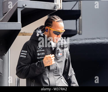 TOWCESTER, Regno Unito. 13 Luglio, 2019. Lewis Hamilton di Mercedes fa il suo modo prima di oggi le qualifiche durante la Formula 1 Rolex British Grand Prix 2019 sul circuito di Silverstone il Sabato, 13 luglio 2019 a Towcester, Inghilterra. Credito: Taka G Wu/Alamy Live News Foto Stock