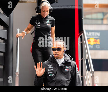 TOWCESTER, Regno Unito. 13 Luglio, 2019. Lewis Hamilton di Mercedes fa il suo modo prima di oggi le qualifiche durante la Formula 1 Rolex British Grand Prix 2019 sul circuito di Silverstone il Sabato, 13 luglio 2019 a Towcester, Inghilterra. Credito: Taka G Wu/Alamy Live News Foto Stock