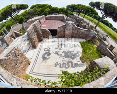 Vista panoramica di le Terme di Nettuno in scavi archeologici di Ostia Antica con il famoso mosaico raffigurante Anfitrite a cavallo di un Foto Stock