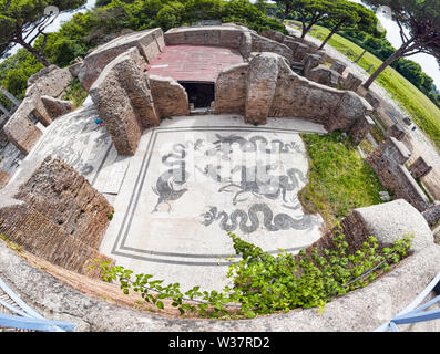 Vista panoramica di le Terme di Nettuno in scavi archeologici di Ostia Antica con il famoso mosaico raffigurante Anfitrite a cavallo di un Foto Stock