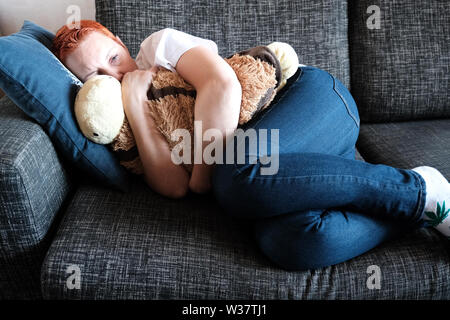 La donna soffre di depressione . Problemi nella vita personale e nel lavoro. Stress e depressione. L'emicrania è una conseguenza dello stress. Frustrazione Foto Stock