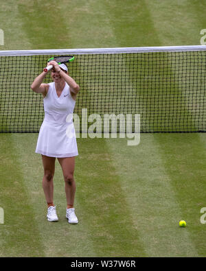 Londra, Regno Unito. 13 Luglio, 2019(190713) -- London, luglio 13, 2019 (Xinhua) -- Simona Halep di Romania festeggia dopo aver vinto il singolare femminile partita finale con Serena Williams degli Stati Uniti in 2019 Wimbledon Tennis Championships di Londra, Gran Bretagna, 13 luglio 2019. (Xinhua/Han Yan) Credito: Xinhua/Alamy Live News Foto Stock