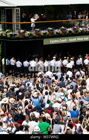 Londra, UK, 13 Luglio 2019: Simona Halep dalla Romania celebra la sua prima vittoria di Wimbledon al giorno 12 del Wimbledon Tennis campionati a tutti England Lawn Tennis e Croquet Club. Credito: Frank Molter/Alamy Live news Foto Stock