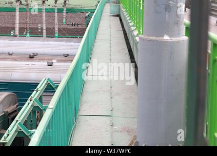 Ponte sulla ferrovia a giorno Foto Stock