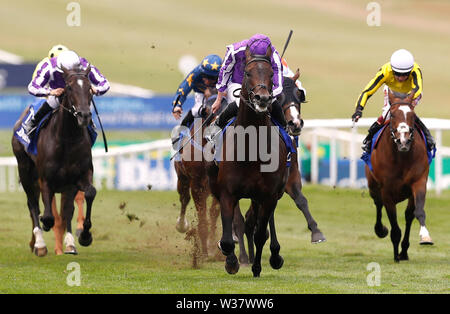 Dieci sovrani cavalcato da fantino Ryan Moore (centro) sul loro modo di vittoria in Darley Luglio Cup Stakes durante il giorno tre del Moet and Chandon Luglio Festival 2019 a Newmarket Racecourse. Foto Stock