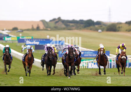 Dieci sovrani cavalcato da fantino Ryan Moore (centro) sul loro modo di vittoria in Darley Luglio Cup Stakes durante il giorno tre del Moet and Chandon Luglio Festival 2019 a Newmarket Racecourse. Foto Stock