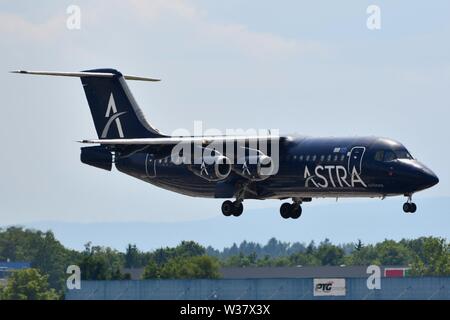 Un Astra Airlines Bae-146 atterraggio all'aeroporto di Graz, Austria Foto Stock