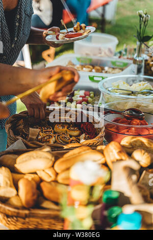 Barbecue su un tavolo in giardino con un sano cibo vegetariano Foto Stock