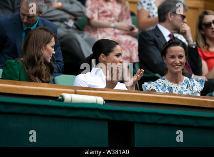 Londra, Gran Bretagna. 13 Luglio, 2019. Caterina, duchessa di Cambridge, Meghan, duchessa di Sussex e Pippa Middleton (L a R) sono visibili nel Royal Box durante le donne singoli match finale tra Simona Halep della Romania e Serena Williams degli Stati Uniti in 2019 Wimbledon Tennis Championships di Londra, Gran Bretagna, 13 luglio 2019. Credito: Han Yan/Xinhua/Alamy Live News Foto Stock