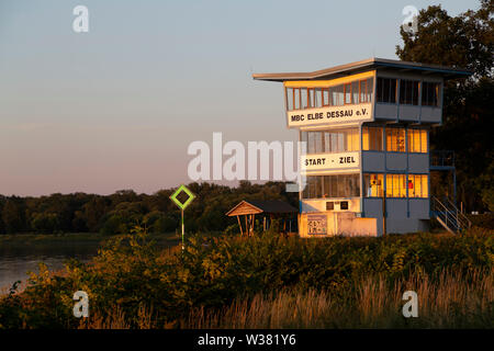 Il Boathouse dal fiume Elba a Dessau, in Sxaony Anhalt, Germania. Un edificio a più piani si affaccia su vie navigabili. Foto Stock