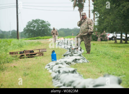 Esercito Nazionale soldati di guardia del 2225 multi-ruolo società Ponte riempire sacchi di sabbia in un marina vicino e fare altri lavori prep.New Orleans e altre parti del Golfo del Messico a preparare per la tempesta tropicale Barry per fare approdo, portando con sé un catastrofico pioggia. Con il Fiume Mississippi di acqua al livello più alto di tutti i tempi e di una formazione di tempesta nel Golfo del Messico che si prevede di fare approdo sulla Louisiana e Texas coste, sono in molti a temere che argini avrà esito negativo e che New Orleans sarà nuovamente inondati così male come è stato nel 2004 conseguenze dell'Uragano Kartina. Foto Stock