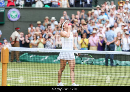 Londra, Regno Unito. 13 Luglio, 2019. Simona Halep di Romania celebra dopo la singolare femminile partita finale del torneo di Wimbledon Lawn Tennis Championships contro Serena Williams degli Stati Uniti a tutti i England Lawn Tennis e Croquet Club di Londra, Inghilterra, il 13 luglio 2019. Credito: AFLO/Alamy Live News Foto Stock