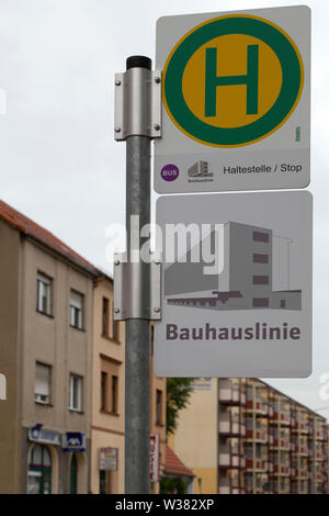 Segno per una fermata di autobus di Dessau, Sassonia Anhalt, Germania. La fermata è sulla linea di Bauhaus. Foto Stock