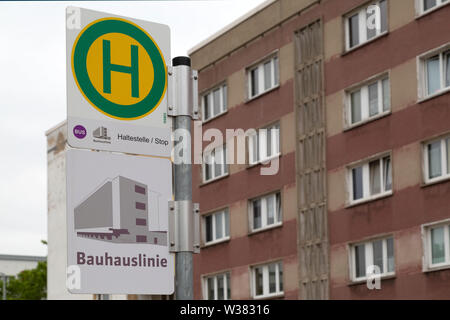 Fermata bus a Dessau, Sassonia Anhalt, Germania. La fermata in su il Bauhaus (Linea 10), passando il Bauhaus-relative attrazioni di intertest. Foto Stock