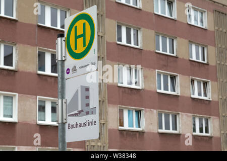 Fermata bus a Dessau, Sassonia Anhalt, Germania. La fermata in su il Bauhaus (Linea 10), passando il Bauhaus-relative attrazioni di intertest. Foto Stock