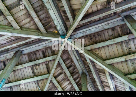 Cerca fino a un tetto in un parco e gazebo di Renton, Washington. Foto Stock