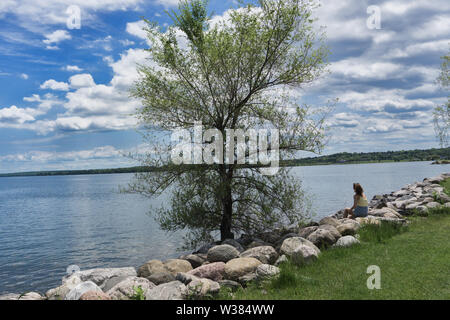Canada Ontario Barrie a giugno 2019, pausa pranzo nel parco, una donna è rilassante Foto Stock