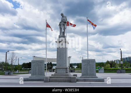 Canada Ontario Barrie a giugno 2019 , monumento ai caduti della seconda guerra mondiale, bandiere il flusso del vento Foto Stock