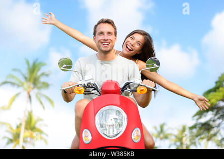 Happy free libertà matura la guida scooter eccitati su Vacanze estive Vacanze. Giovane coppia multietnica in amore, donna asiatica, uomo caucasico