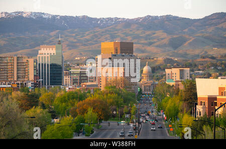 Centro storico della città di Boise Idaho incorniciato da Schafer Butte Foto Stock