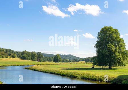 Fiume Derwent in estate, Peak District, Derbyshire, Inghilterra Foto Stock