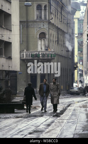 5 aprile 1993 durante l'assedio di Sarajevo: ABC News corrispondente, Charles vetro (sinistra), cammina con architetto locale, Borislav Curic, su Strosmajerova nella zona vecchia della città. Foto Stock