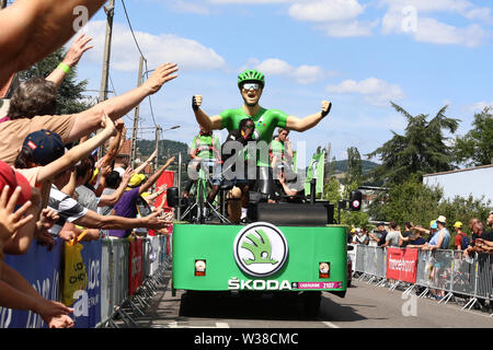 Macon a Saint-Etienne, in Francia. 13 luglio 2019. 13 luglio 2019, Macon a Saint-Etienne, in Francia; Tour de France tour in bicicletta, stadio 8; pubblicità caravan per Skoda Credit: Azione Plus immagini di sport/Alamy Live News Foto Stock