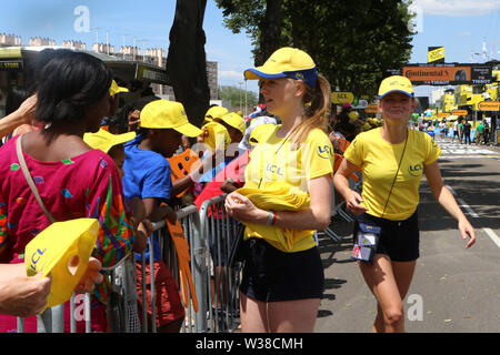 Macon a Saint-Etienne, in Francia. 13 luglio 2019. 13 luglio 2019, Macon a Saint-Etienne, in Francia; Tour de France tour in bicicletta, stadio 8; pubblicità caravan e personale LCL dare i cappelli Credit: Azione Plus immagini di sport/Alamy Live News Foto Stock