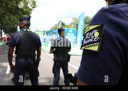 Macon a Saint-Etienne, in Francia. 13 luglio 2019. 13 luglio 2019, Macon a Saint-Etienne, in Francia; Tour de France tour in bicicletta, stadio 8 armata pattuglia di polizia al Tour de France Credit: Azione Plus immagini di sport/Alamy Live News Foto Stock