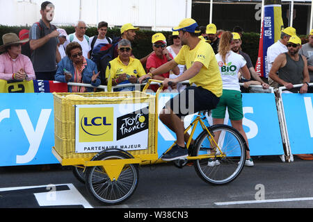 Macon a Saint-Etienne, in Francia. 13 luglio 2019. 13 luglio 2019, Macon a Saint-Etienne, in Francia; Tour de France tour in bicicletta, stadio 8; pubblicità caravan, LCL dà credito souveniers: Azione Plus immagini di sport/Alamy Live News Foto Stock