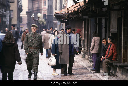 5 aprile 1993 durante l'assedio di Sarajevo: Sarajevans godere di sole e di primavera nella città vecchia area di mercato di Bascarsija durante uno dei frequenti, anche se breve, tregue. Foto Stock