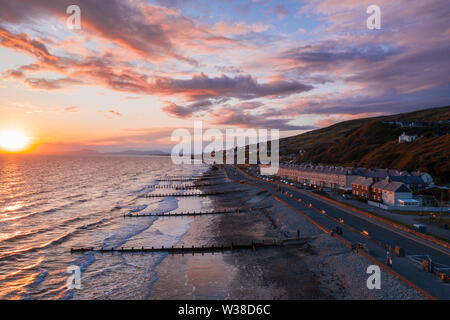 Tramonto spettacolare su scenic coastal town Barmouth nel Galles del Nord, Regno Unito Foto Stock