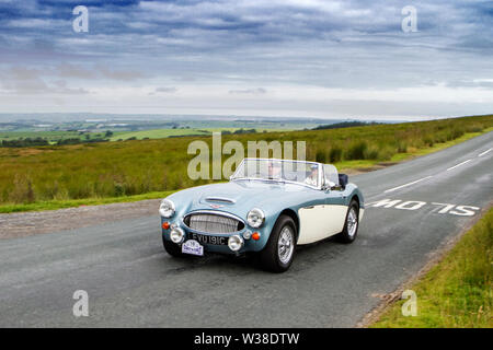 1965 60s Blu bianco Austin Healey Lancashire Automobile Club Coast to Coast 2019; Partendo dal Midland Hotel di Morecambe e terminando alla Dunsley Hall di Sandsend vicino Whitby, questo percorso di raduno tra auto d'epoca e costa attraversa le alture della fantastica campagna nella valle di Bowland con vista sulla baia di Morecambe. L'evento è aperto alle classiche e apprezzate auto del patrimonio di tutte le età che si sfidano in un percorso lungo circa 170 miglia di strade e autostrade della campagna inglese. Foto Stock